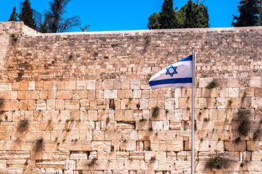 Kudüs'te İsrail Devlet bayrağı ile Western wall.