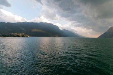Dramatik görünüm Garda Gölü peyzaj, İtalya.
