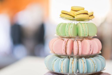 Düğün macaroons plaka üzerinde.