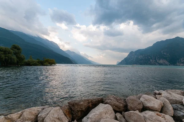 Doğal Görünümü Ünlü Garda Gölü Lago Garda Peyzaj Talya — Stok fotoğraf