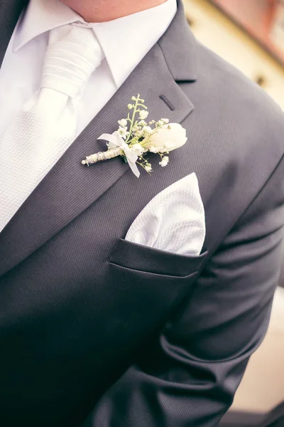 Detail van de bruidegom bruiloft pak. — Stockfoto