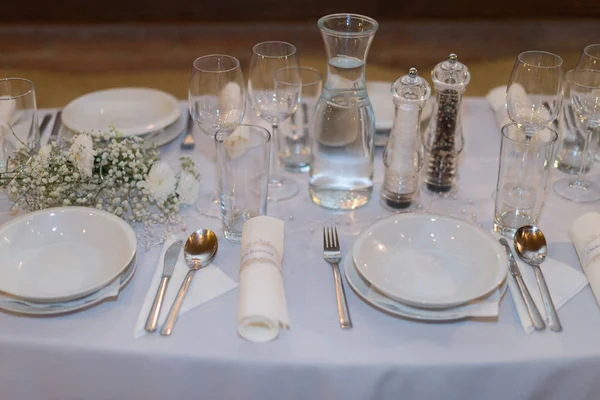 Tisch bereit für einen Hochzeitsempfang. — Stockfoto