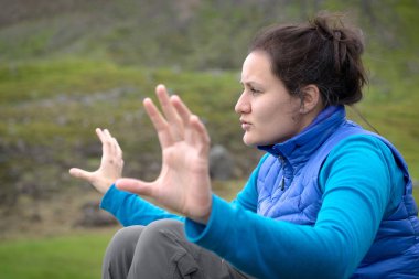 Manzarayı doğada kız.