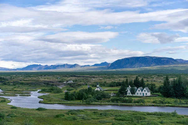 Beroemde Thingvellir met witte kerk, IJsland. — Stockfoto