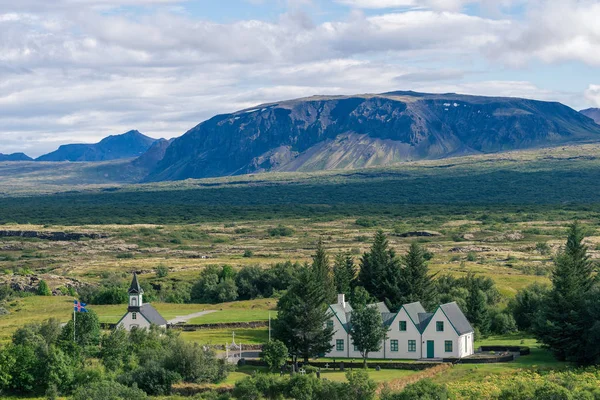 Beroemde Thingvellir met witte kerk, IJsland. — Stockfoto