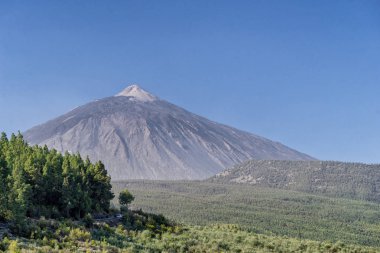 Denizden yükselen Mount Teide yanardağı doğal görünümünü düzey 3718 metreye kadar (12198 ft). Tenerife, Kanarya Adaları.