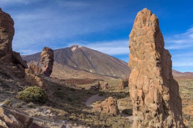 Doğal görünümünü Roques del Garcia taş ve Teide yanardağı Teide Milli Parkı, Tenerife, Kanarya Adaları, İspanya.