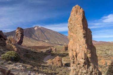 Roques del Garcia taş ve Teide yanardağı
