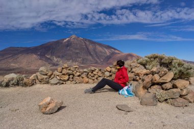 Genç kadın uzun yürüyüşe çıkan kimse manzarayı Teide Dağı yanardağ. 