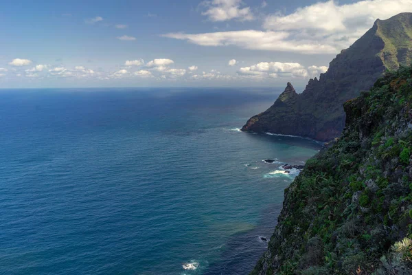 Vista panorâmica de penhascos rochosos perigosos irregulares para o oceano . — Fotografia de Stock