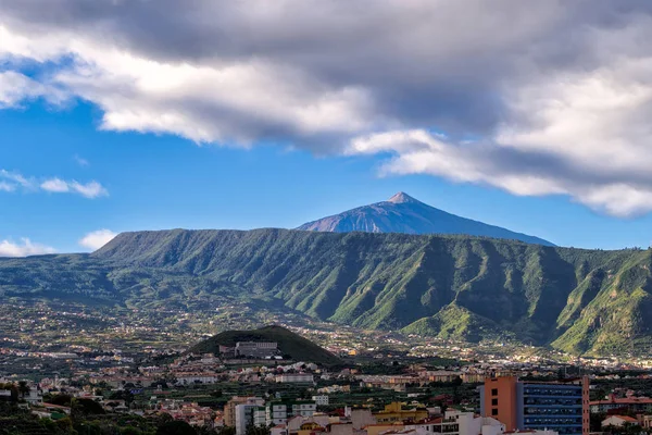 Monte Teide com Puerto Cruz, Tenerife . — Fotografia de Stock