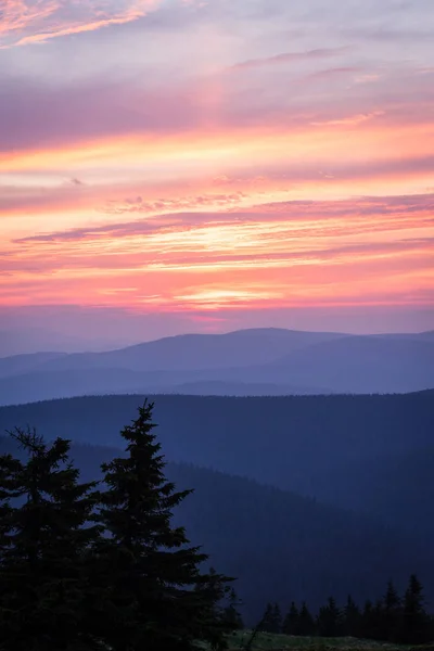 Roter Sonnenuntergang in der Berglandschaft mit sonnigen Strahlen. — Stockfoto