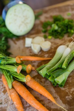 Çeşitli organik sebze malzemeleri kesilmiş ve sebze çorbası için hazır. 