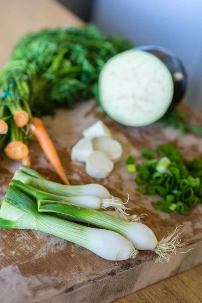 Różne organiczne warzywa składniki zmontowalem i gotowe do zupy warzywnej. — Zdjęcie stockowe