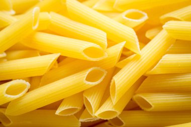 Yakın çekim yatay görünüm pişmemiş penne makarna.
