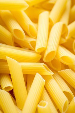 Yakın çekim dikey görünüm pişmemiş penne makarna.