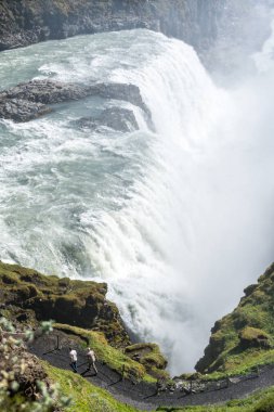 Ünlüsü Gullfoss dikey görünümünü.