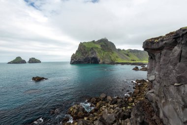 Doğal görünümü dramatik İzlanda kıyı şeridi.