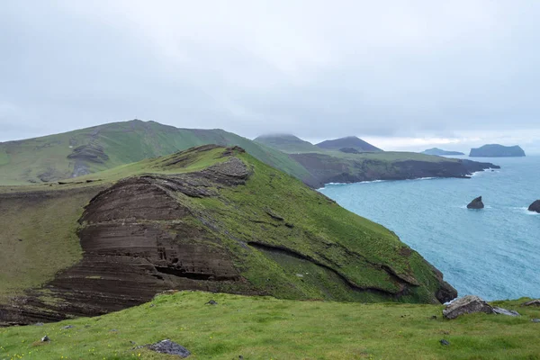 Vestmannaeyjar Adaları üzerinde dramatik İzlanda sahilleri. — Stok fotoğraf