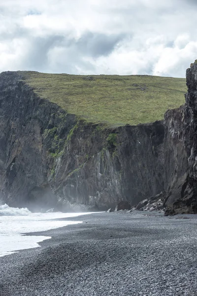 戏剧性的冰岛沿海景观的垂直视图. — 图库照片