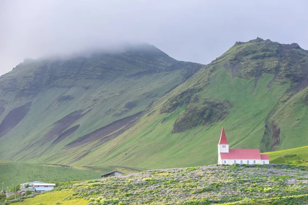 Typische IJslandse kerk over stad van Vik, IJsland. — Stockfoto