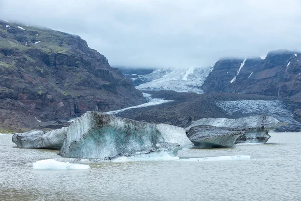 Meer met ijsberg, IJsland. — Stockfoto