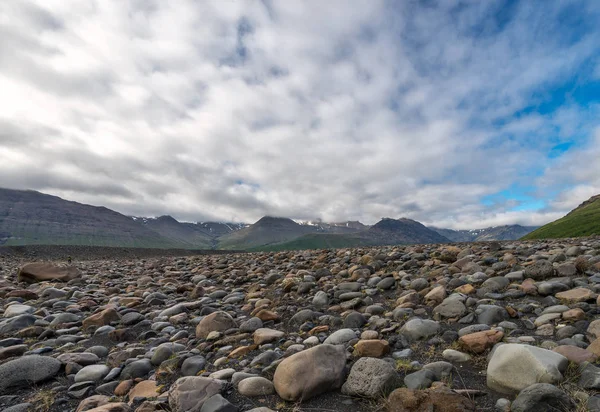 Schilderachtig uitzicht van IJslandse landschap met bergen. — Stockfoto