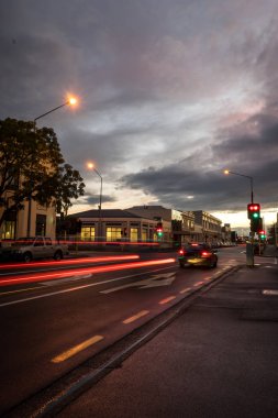 Bir trafik lambasından araba durur