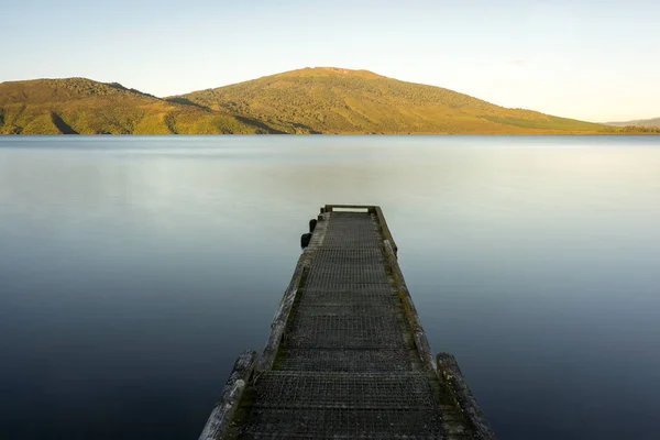 Pôr Sol Sobre Lago Com Cais Madeira — Fotografia de Stock