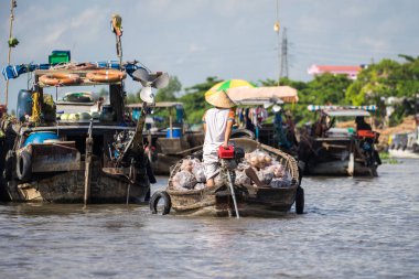 Mekong Nehri Deltası, Vietnam meşgul sabah. Ahşap tekne satan meyve ve sebze Can Tho, Mekong Delta pazarda yüzen.