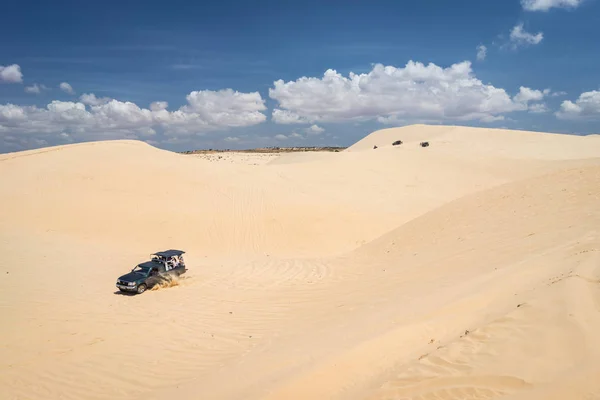 Автомобиль Четырьмя Колесами Пустыне Белой Дюны Муй Вьетнам Машина Движении — стоковое фото