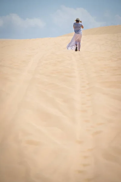 Mujer Joven Caminando Desierto Vietnam Duna Arena Blanca Mui Vietnam — Foto de Stock