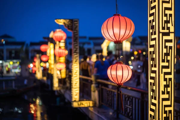 Gece görünümünü meşgul sokak Hoi An, Vietnam.