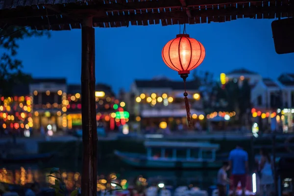 Gece görünümünü meşgul sokak Hoi An, Vietnam.