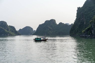 Ha uzun Bay (azalan Dragon Bay) adlı Tonkin Körfezi, Güney Çin Denizi, Vietnam gölünde güzel manzara. Doğal manzara karstik kuleleri tarafından kuruldu. Küçük balıkçı teknesi.