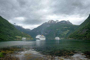 Üç ünlü Geiranger fiyort cruise gemi.