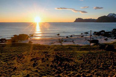 Norveç'te güzel midnight Sun doğal görünümü.