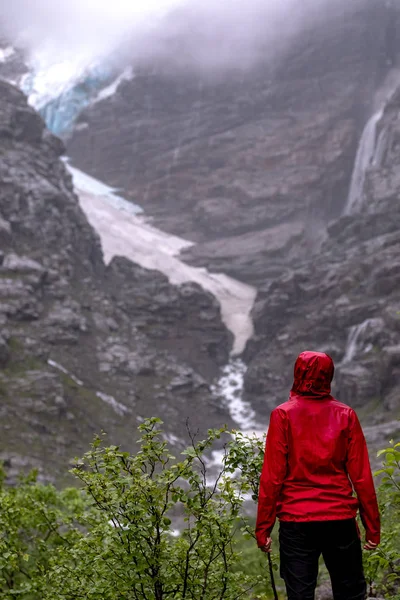 Joven excursionista disfrutando de una hermosa vista del paisaje dramático en Noruega . — Foto de Stock