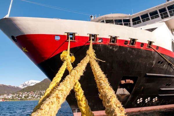 Fören framifrån av ett stort kryssningsfartyg liner i Tromsö hamn. — Stockfoto