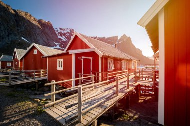 Kırmızı klasik Norveç Rorbu balıkçı kulübeleri.