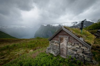Çim çatıda, Norveç ile ahşap ev.