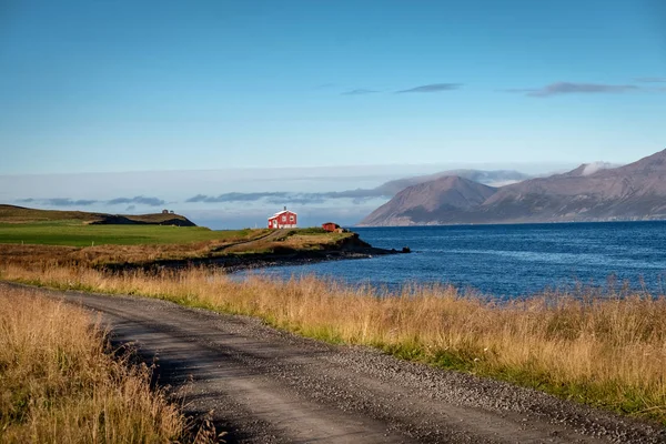 Tozlu yolun tenha bir yere okyanus kıyısında, İzlanda.