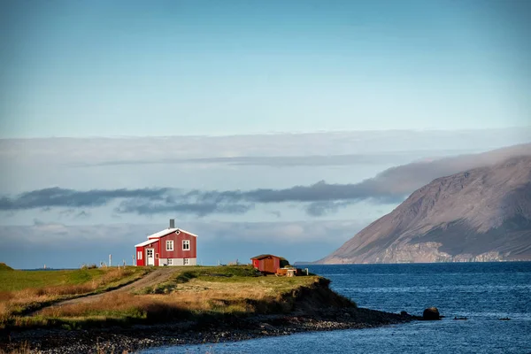 Casa Aislada Una Orilla Del Océano Islandia — Foto de Stock