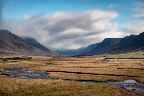 Vista Panorámica Del Paisaje Rural Islandés Frente Una Pequeña Granja —  Fotos de Stock