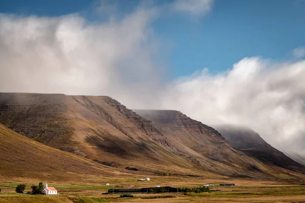 Живописный Вид Исландскую Сельскую Местность Перед Типичной Маленькой Фермой Окруженной — стоковое фото