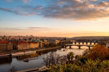 Prag alacakaranlıkta Letna parktaki eski kesiminde Panoraması. Gün batımında Vltava Nehri üzerinde köprüler üzerinde güzel manzara. Old Town mimarisi, Çek Cumhuriyeti.
