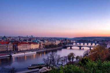 Prag alacakaranlıkta Letna parktaki eski kesiminde Panoraması. Gün batımında Vltava Nehri üzerinde köprüler üzerinde güzel manzara. Old Town mimarisi, Çek Cumhuriyeti.