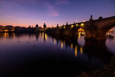 Sabah erken ünlü Charles Köprüsü'nün doğal görünümü. Vltava. Prag. Çek Cumhuriyeti.