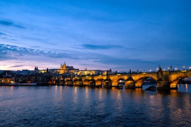 Köprü Vltava Nehri ve tarihi merkezi Prag Prag Kalesi, Bina ve yapılar eski Town, Prague, Çek Cumhuriyeti ile doğal görünümü.