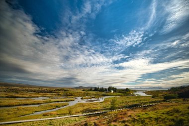 Thingvellir Kilisesi ile Thingvalla Gölü Thingvellir Milli Parkı'nda bulutlu bir günde, İzlanda